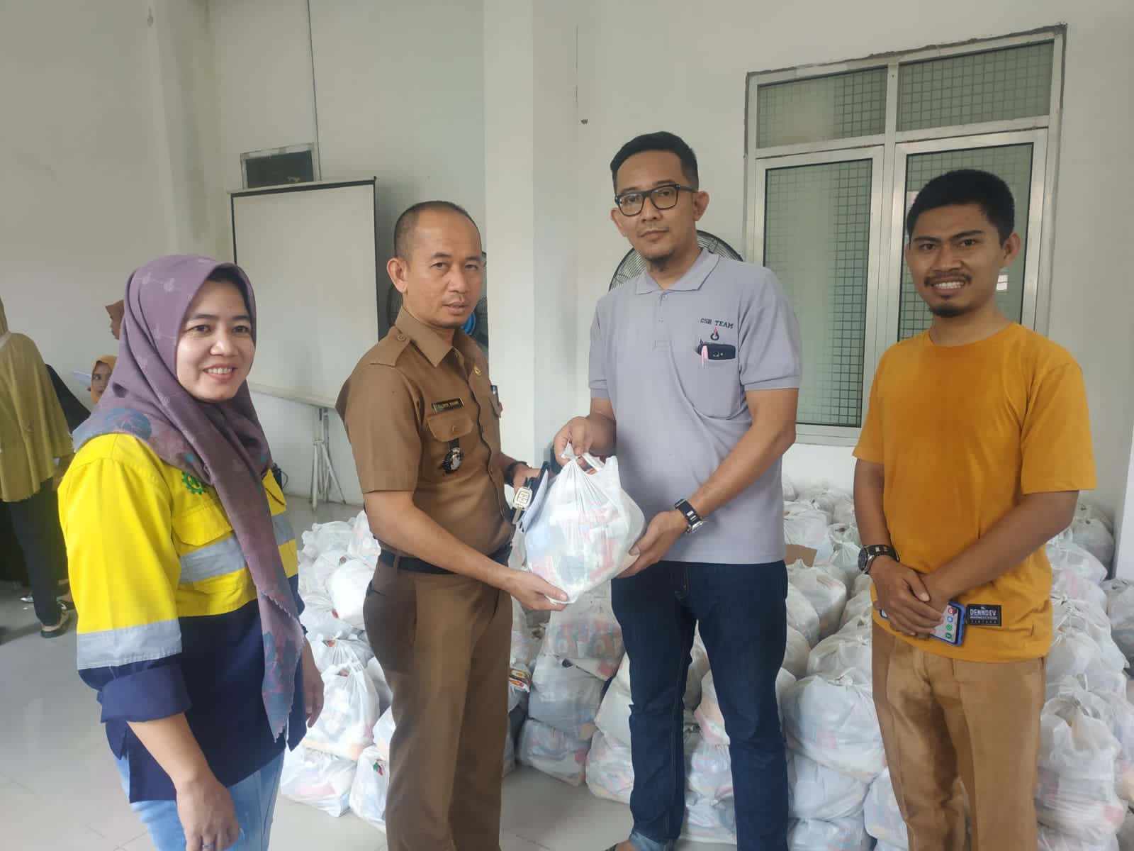 PT PMSS Serahke 1.100 Paket Sembako Kepada Masyarakat di Dua Desa