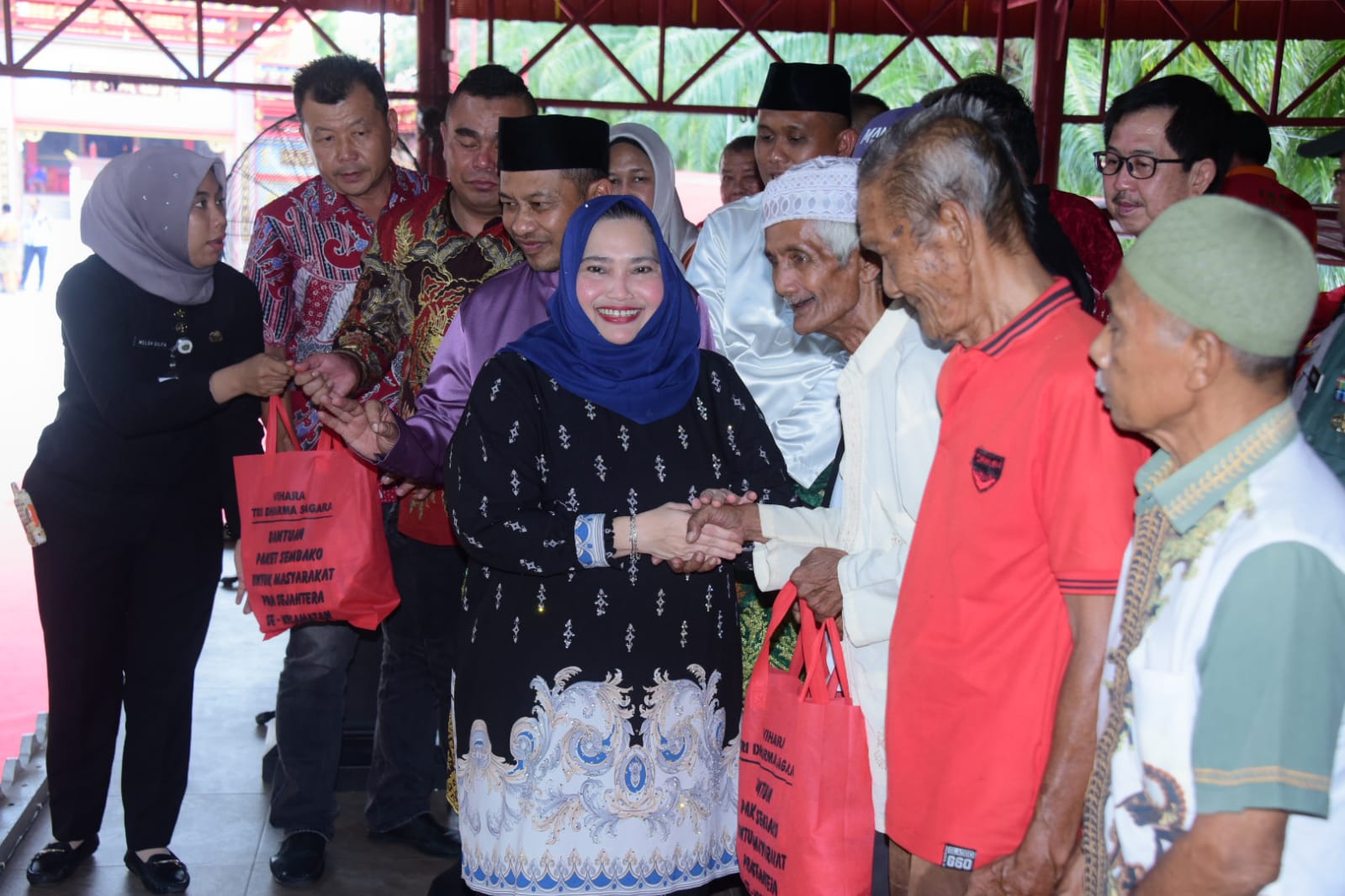 Sebagai Wujud Kepedulian, Bupati Kasmarni Serahkan Bantuan Kepada Masyarakat Pra Sejahtera