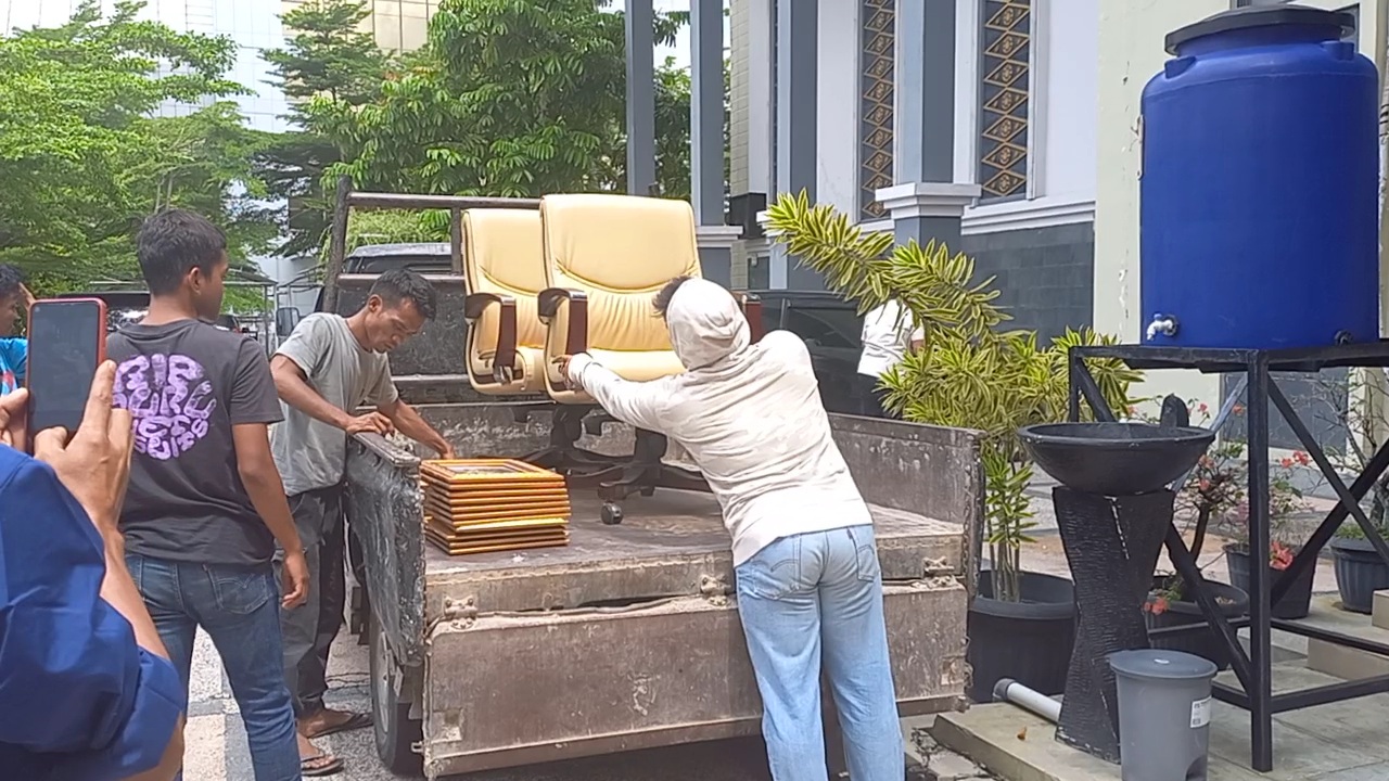 Ruangan Ginda Burnama di Dprd Kota Digruduk Sejumlah Barang Diangkut