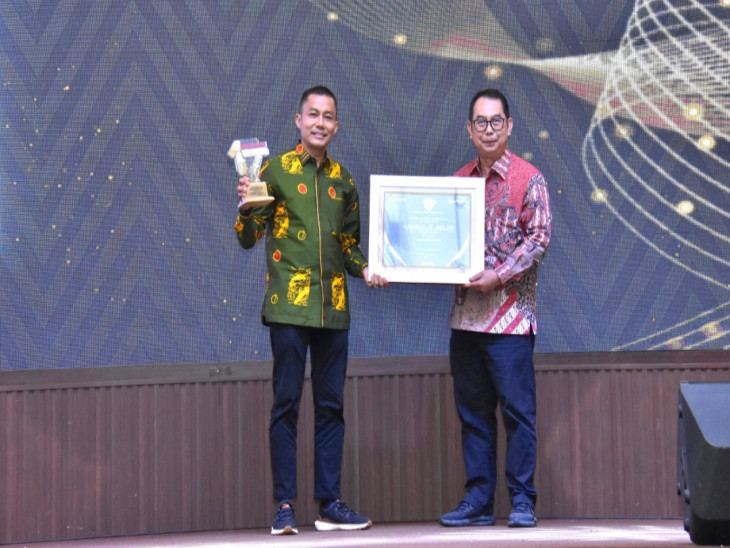 Mewakili Pj Bupati Kampar, Plt Kadis Kominfo Kampar Terima Penghargaan Tribun Award Kategori "Bupati Peduli Investasi"