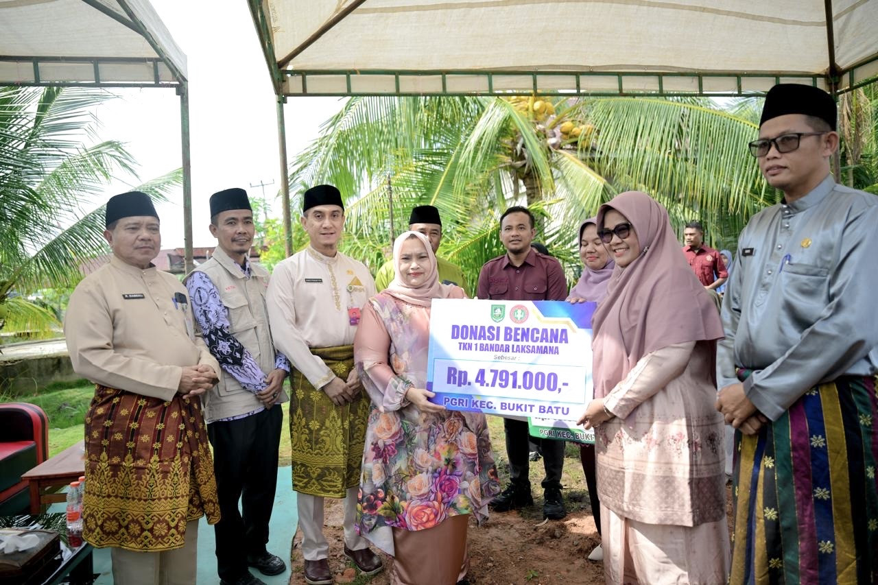 Bupati Kasmarni Serahkan Bantuan Korban Puting Beliung di Desa Api-Api, Tegaskan Pemerintah Hadir Di Tengah Masyarakat