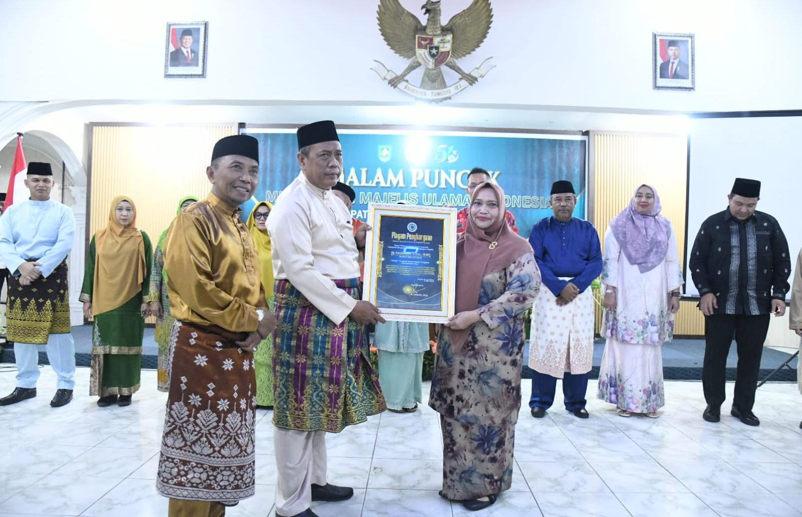 Bupati Kasmarni Terima Penghargaan MUI Bengkalis atas Komitmen Membangun Kemaslahatan Umat