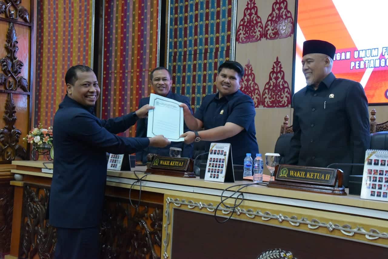 Wakil Bupati Bagus Dengarkan Penyampaian Pandangan Umum Fraksi Ranperda APBD 2024