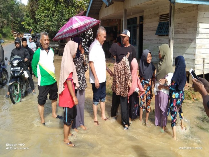 Warga Teluk Paman Timur Yang terdampak Luapan Sungai Setingkai Didatangi Pj Bupati Kampar