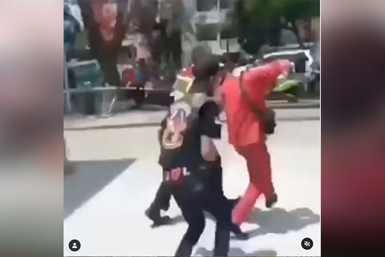 Pegawai SPBU Adu Jotos dengan Konsumen hingga Guling-guling
