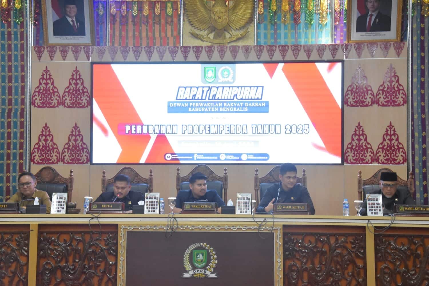 Bupati Kasmarni Hadiri Rapat Paripurna Pengesahan Perubahan Propemperda Tahun 2025 DPRD