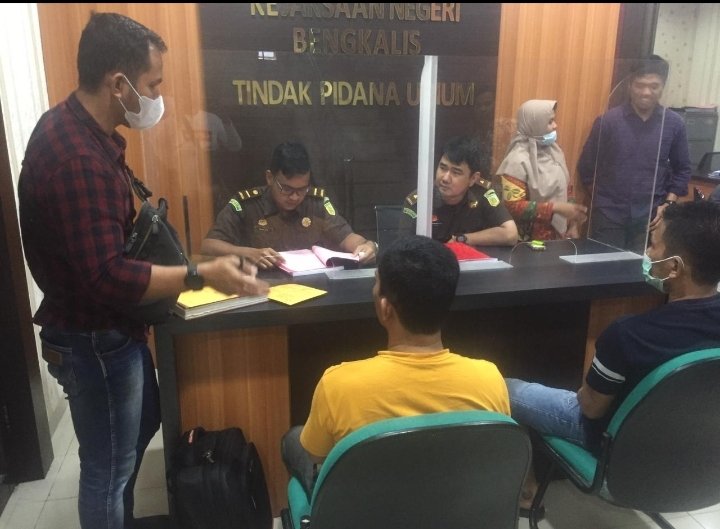 JPU Kejati Riau dan JPU Kejari Bengkalis Menerima tersangka Tindak Pidana Narkotika