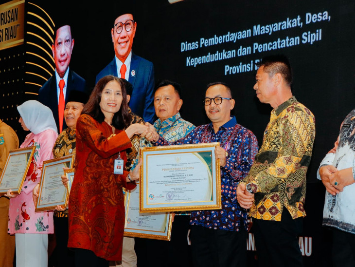 Pj Bupati Kampar Terima Penghargaan Pertama dari Kementerian Desa