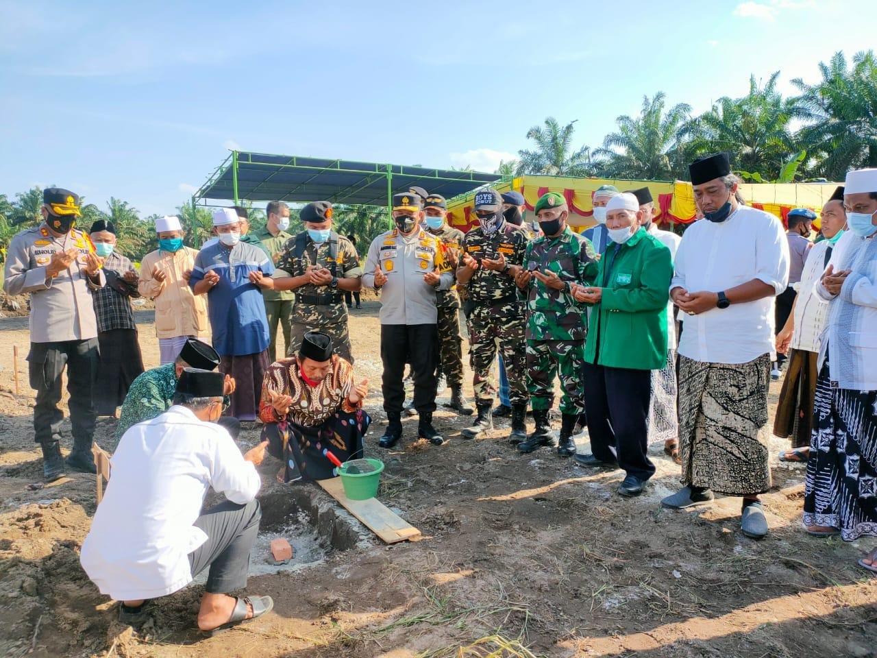 Kapolda Riau Letakkan Batu Pertama Pembangunan Ponpes di Desa Bukit Payung Bangkinang