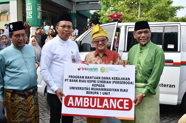 Melalui Menteri Pendidikan, BRK Syariah Serahkan Ambulans untuk Umri