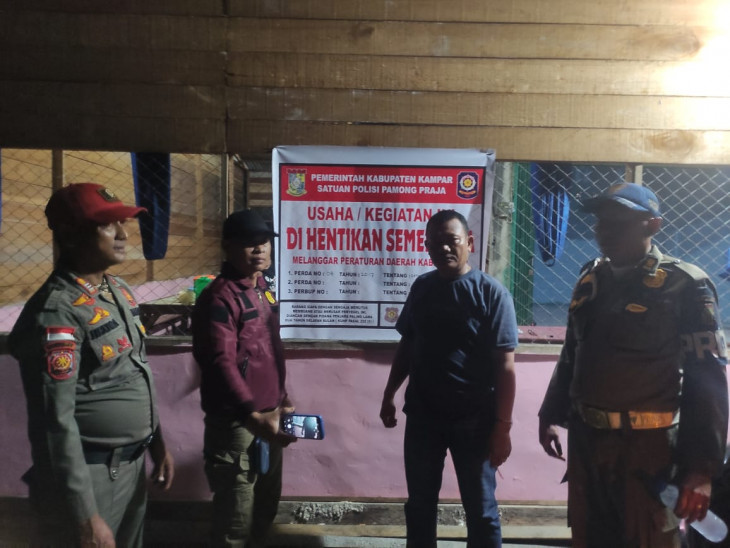 Satpol PP Kampar Segel Warung Remang-Remang di Desa Suka Mulya