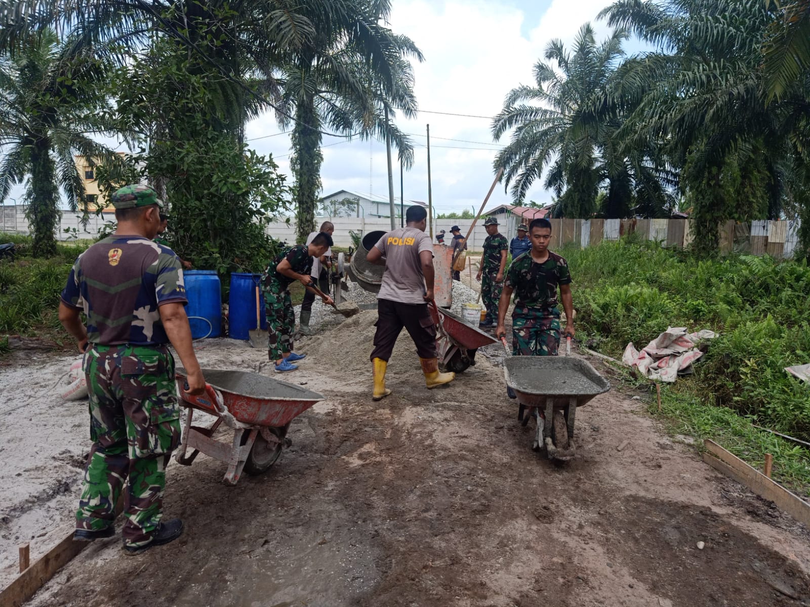 Budaya Antri Melekat Diri Satgas TMMD Mengangkut Material dari Molen