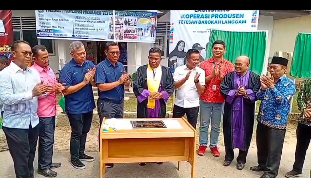 Bupati Zukri Resmikan Koperasi Tetesan Barokah dan Wisuda Lansia, Dukung Pemberdayaan Ekonomi di Langgam