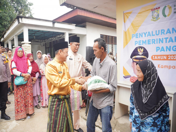Pj Bupati Kampar Salurkan Bantuan Beras BP-CBP Kepada Masyarakat Penerima Manfaat