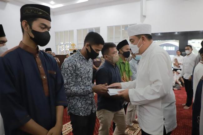 Kapolda Riau, Irjen Mohammad Iqbal Berikan Santunan Kepada Anak Yatim