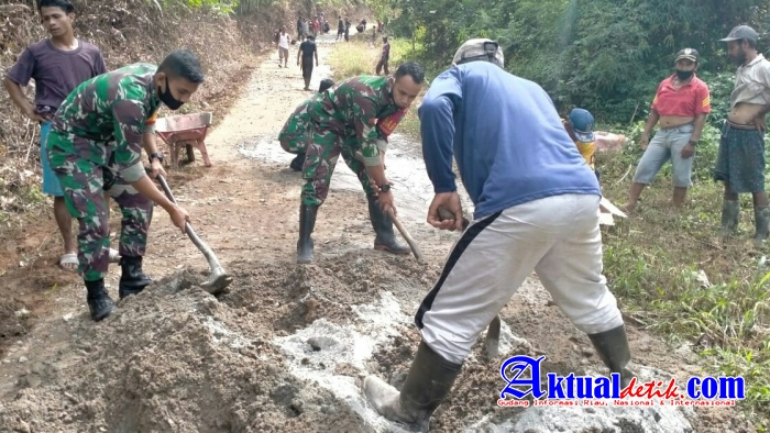 Peduli Kepada Warga, Babinsa Sui Jawi Gotong Royong Perbaiki Jalan