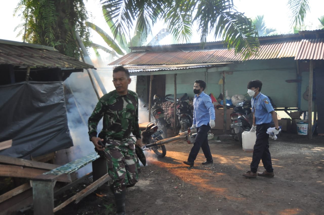 Antisipasi DBD, Satgas TMMD Dampingi Diskes Pekanbaru Fogging Rumah Warga