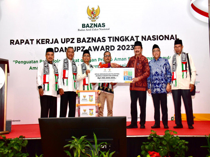 Pj Bupati Kampar Serahkan Infak Masyarakat Kampar Untuk Palestina Sebesar Rp. 1,19 Milyar