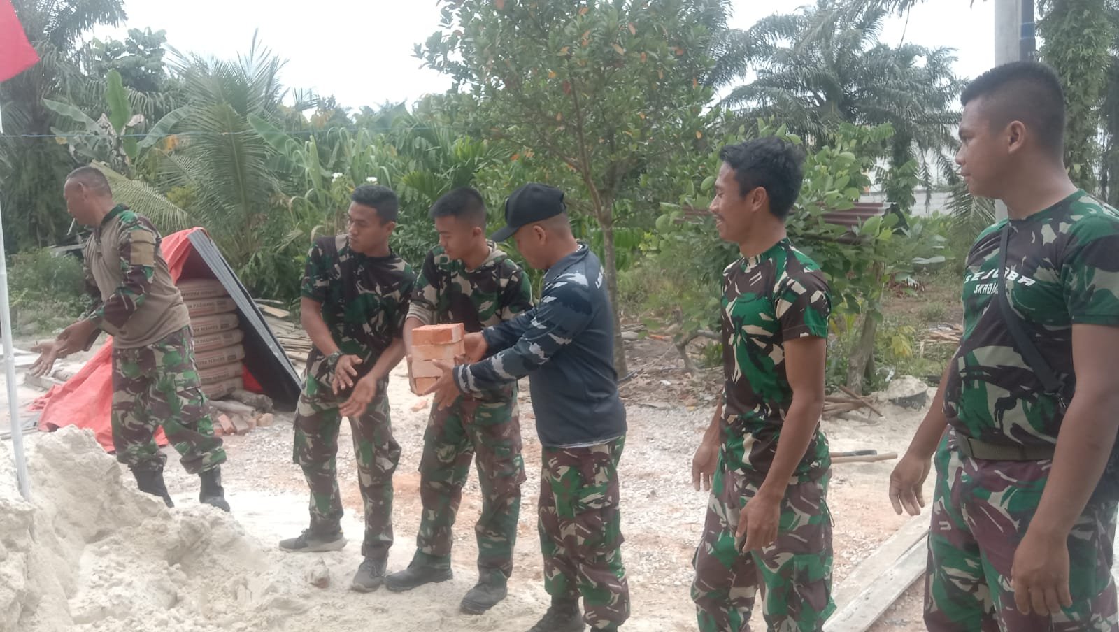 Angkut Batu Bata, Satgas TMMD Kebut Pembuatan Septic Tank RTLH Milik Prahara