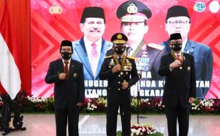 Menpan RB dan Menteri ATR/BPN Terima Bintang Bhayangkara Utama dari Kapolri