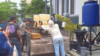 Ruangan Ginda Burnama di Dprd Kota Digruduk Sejumlah Barang Diangkut