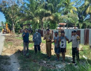 Lurah Pematang Kapau Monitoring Normalisasi Drainase di Jalan Pesantren