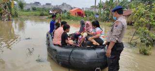 Tergenang Banjir, Sat Polair Polres Serdang Bedagai Bantu Warga Menuju ke TPS