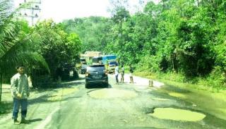 Rusak Parah, Masyarakat Berharap Jalan Penghubung Riau - Sumbar Diperbaiki