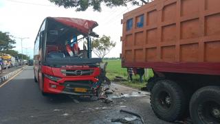 Sopir Bus Jaya Utama Indo Ugal ugalan hingga Menabrak Truk