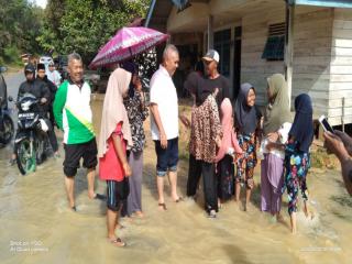 Warga Teluk Paman Timur Yang terdampak Luapan Sungai Setingkai Didatangi Pj Bupati Kampar