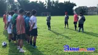 Ganjar Pranowo Ajak Pemain Elite Pro Akademi PSIS Jajal Stadion Jatidiri Semarang