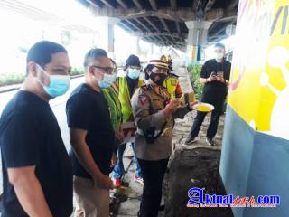 Satlantas Jakarta Timur Beri Penyuluhan Pelukis Mural Edukasi Covid-19