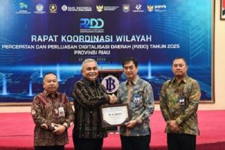 BI Riau Beri Penghargaan ke BRK Syariah atas Dukungan Digitalisasi Keuangan Daerah