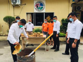 Sat Narkoba Polres Sergai Bakar 12,8 Kg Ganja Kering