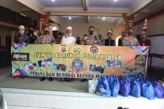 Polda Banten Salurkan Puluhan Paket Sembako Kepada Ponpes Nurul Anwar