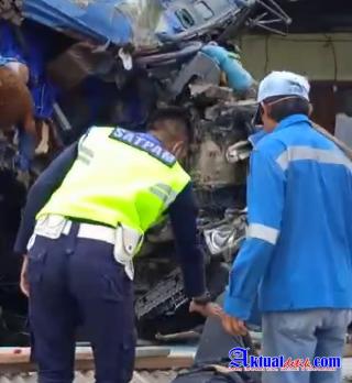 Diduga Truk Box Sampah Rem Blong, Tiga Nyawa Melayang