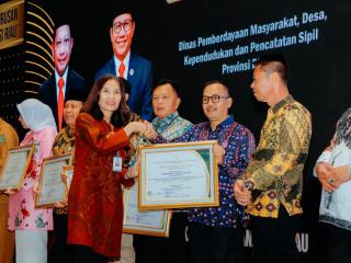 Pj Bupati Kampar Terima Penghargaan Pertama dari Kementerian Desa