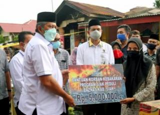 Bupati Siak Serahkan Bantuan Kepada Korban Musibah Kebakaran