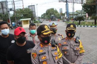 Kapolres Sergai Cek TKP Pecahnya Kaca Pos Lantas Simpang Tiga Pekan Perbaungan