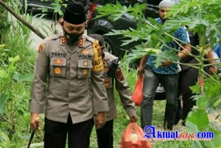 Kapolres Lhokseumawe Kunjungi Bocah Lumpuh di Kecamatan Muara Dua