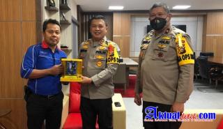 Kapolda Riau Terima Cinderamata Dari Pimpinan Redaksi Media