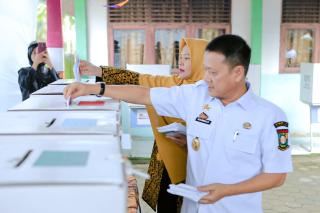Pj. Bupati Kampar Nyoblos Di TPS 07 Desa Salo Timur.