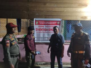 Satpol PP Kampar Segel Warung Remang-Remang di Desa Suka Mulya