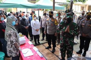 Kapolda Banten Bersama Pangdam III Siliwangi dan Wagub Banten Tinjau TPS-TPS di Kabupaten Serang