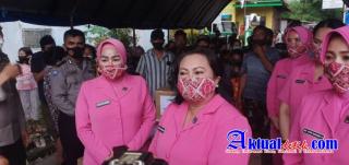 Ketua Bhayangkari Sumut Bagikan Bantuan Kepada Pengungsi Korban Banjir di Medan