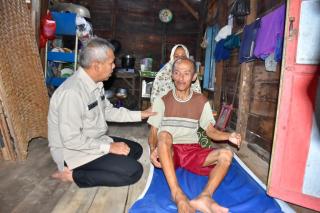 Kunjungi Warga Miskin, Pj. Bupati Kampar Kembali Tekankan Agar Tingkatkan Rasa Kepedulian Terhadap S