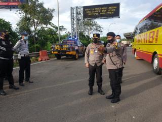 Wakapolda Banten Cek Pelaksanaan Filterisasi Pergerakan Orang di Pintu Tol Serang Timur