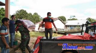 Agar Tepat Sasaran, Babinsa Meranti Dampingi Pemkab Salurkan Bantuan Korban Banjir