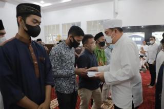 Kapolda Riau, Irjen Mohammad Iqbal Berikan Santunan Kepada Anak Yatim