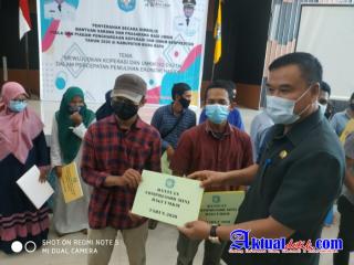 Tingkatkan Ekonomi, Bupati Kuburaya Serahkan Bantuan Sarana Dan Prasarana